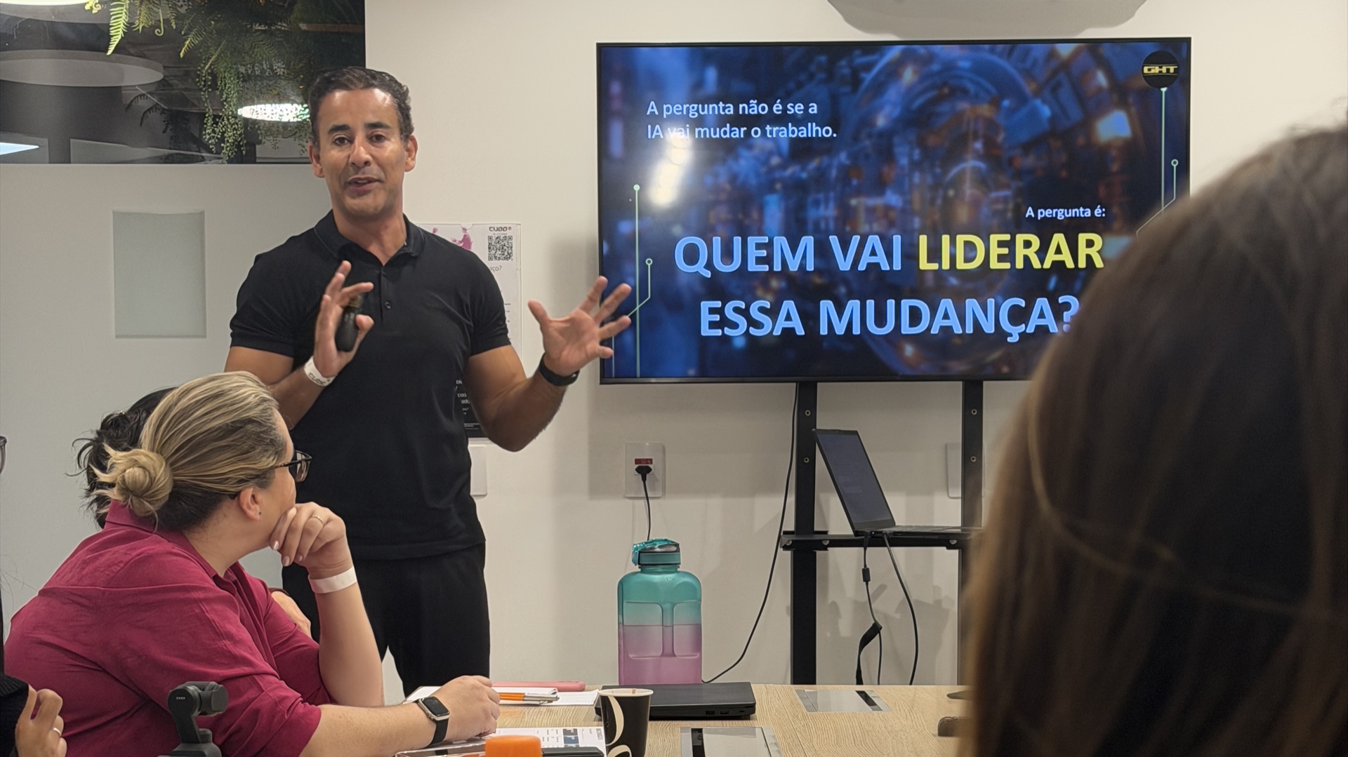 Gerson Santos apresentando cases de IA aplicada ao RH no RHZ Hands-on
